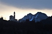 09 La chiesa di Baresi svetta in alto avvolta in una splendida nuvola 